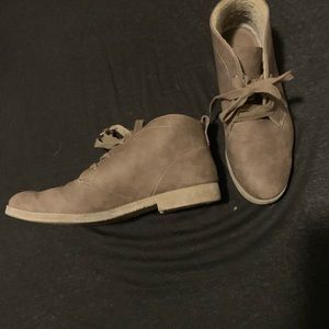 Cute brown boots with fur insoles